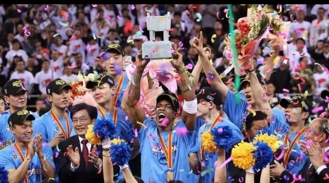 金年会下载-包含曼联观众热烈欢呼！，Rookie迎来三赛季出色发挥气势如虹延续的词条